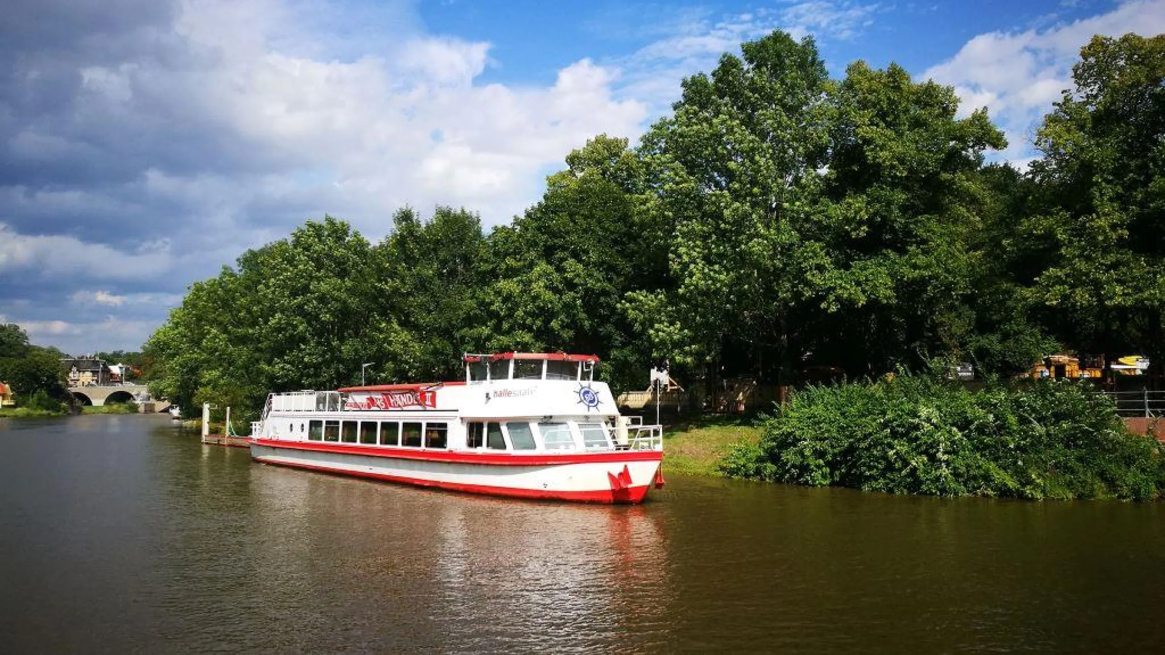 MS Händel Ein Boot fährt auf dem Fluss