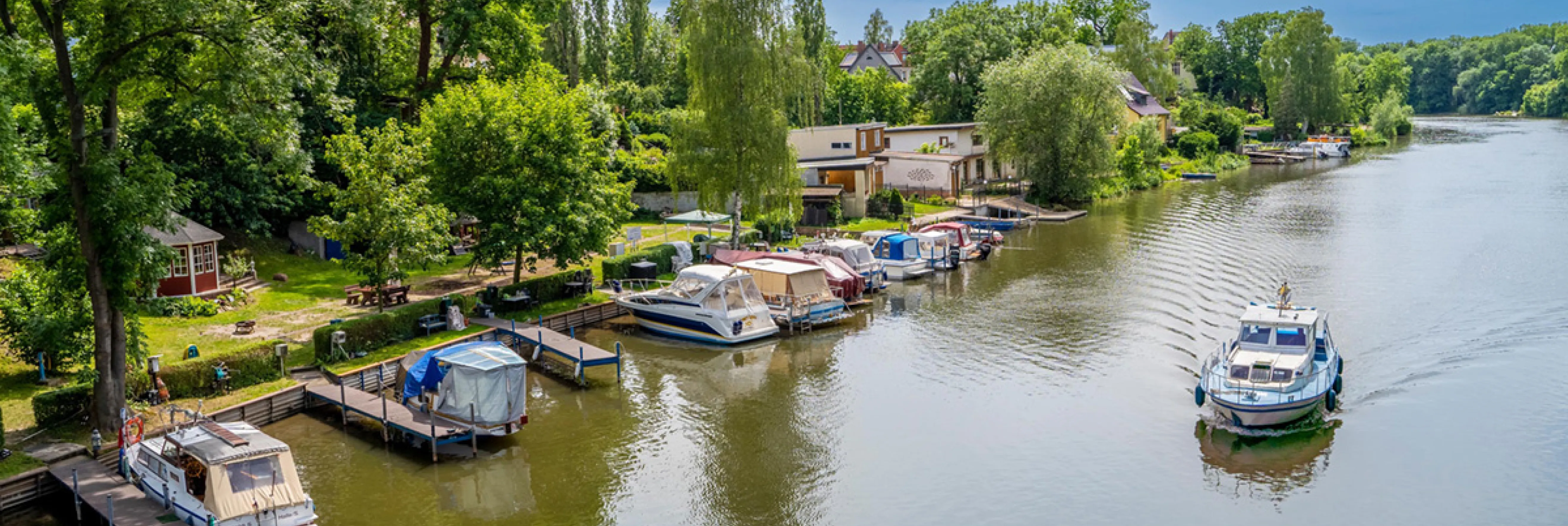 Saaleufer Saaleufer mit Booten aus der Vogelperspektive