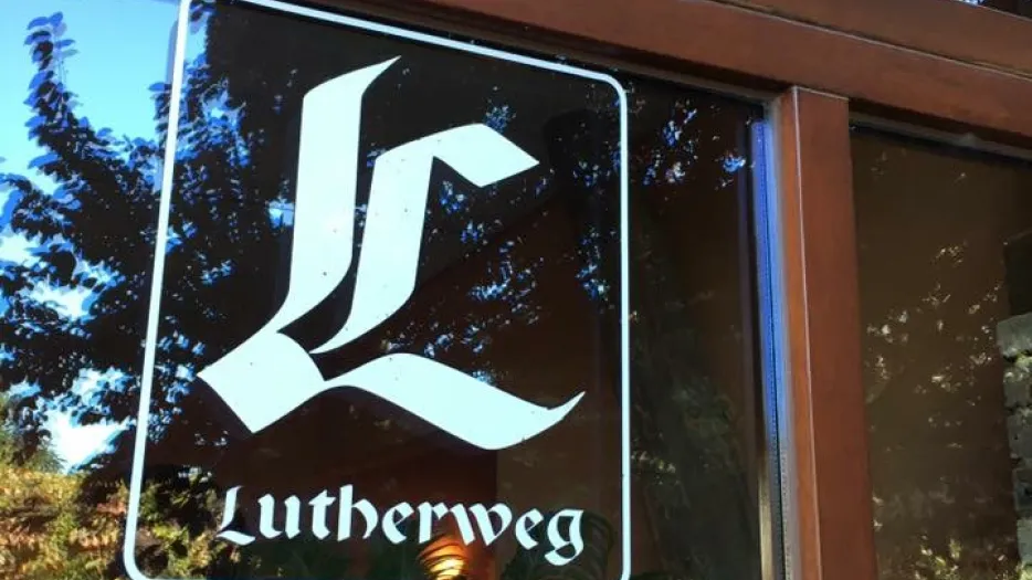 Lutherweg Logo auf Glasscheibe