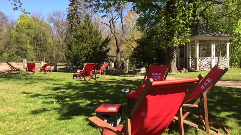 Rote Liegestühle in einem Park